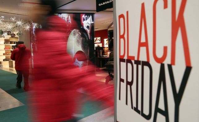 Un comprador durante las ofertas del Black Friday de 2017