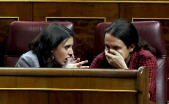 Imagen de archivo de Pablo Iglesias e Irene Montero conversando en el hemiciclo./ Efe