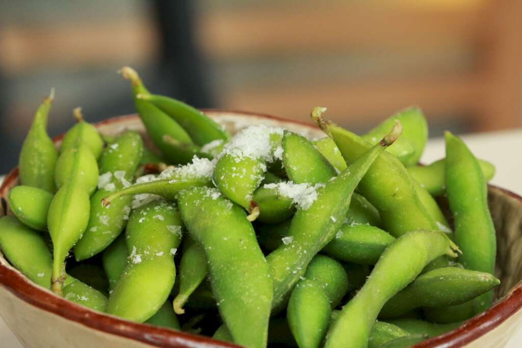 Un plato de edamame.