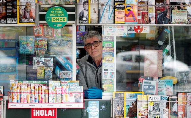 Un quiosquero de València, Ángel Uso Vázquez, que tiene un quiosco en la calle Álvaro de Bazán de València durante la entrevista con EFE en la que ha explicado que desde la limitación de la circulación de personas sus únicos clientes son “los adictos al papel”, personas de la “tercera y cuarta edad” que compran el diario con el riesgo de salir a la vía pública. EFE/Kai Försterling