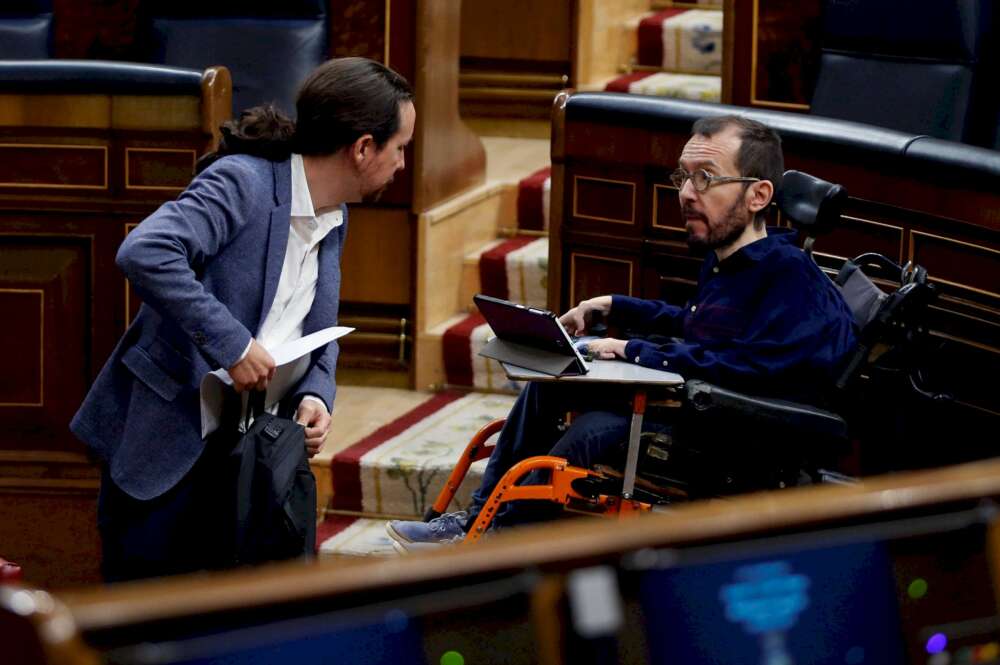 El vicepresidente segundo del Gobierno, Pablo Iglesias (i) conversa con el diputado de Unidas Podemos Pablo Echenique (d) durante el pleno celebrado en el Congreso