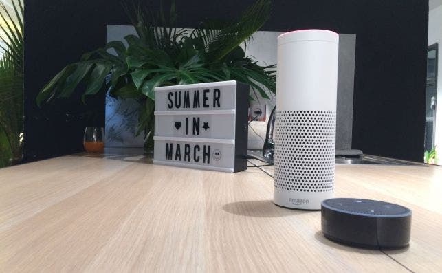 Dos modelos de Echo, el dispositivo que integra Alexa, en sus pruebas en España.