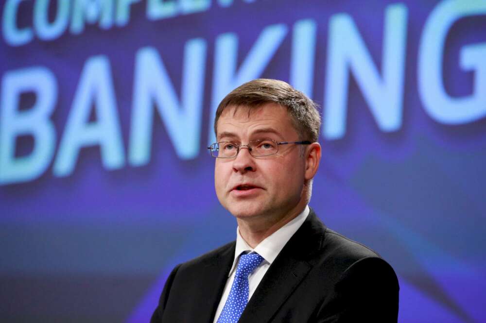 El vicepresidente de la Comisión Europea (CE), Valdis Dombrovskis, en la rueda de prensa de este miércoles en Bruselas (Bélgica). EFE/ Olivier Hoslet