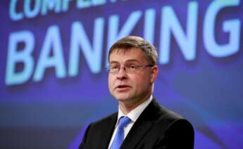 El vicepresidente de la Comisión Europea (CE), Valdis Dombrovskis, en la rueda de prensa de este miércoles en Bruselas (Bélgica). EFE/ Olivier Hoslet