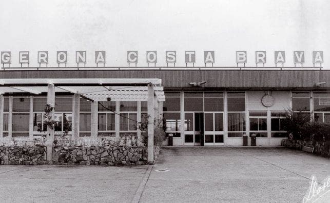 Fachada de la primera terminal del Aeropuerto de Girona - Costa Brava.