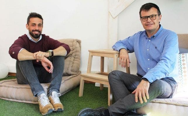 El Project Manager de Induct, Ignasi Clos, y el CEO Joan Ras, en el loft de la firma, en el distrito de Gràcia de Barcelona
