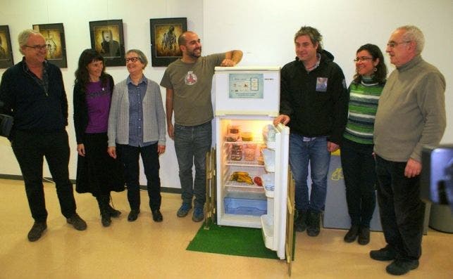 Inauguración de una nevera solidaria en Barcelona. / Foto: GBGE