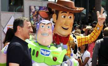 Bob Iger, consejero delegado de Disney, con los protagonistas de Toy Story, que a partir de 2019 dejarán de estar en Netflix. EFE