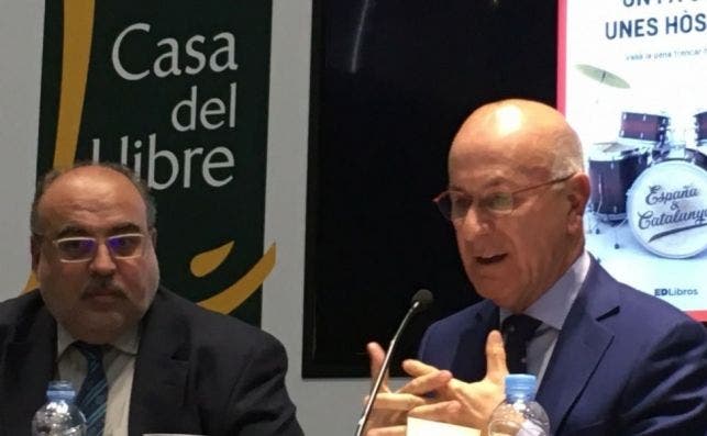 Duran Lleida durante la presentación de su último libro, junto a Enric Juliana. /ED