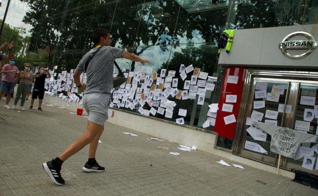 Trabajadores de Nissan protestan ante el concesionario de la marca en "La Maquinista". Foto: Efe