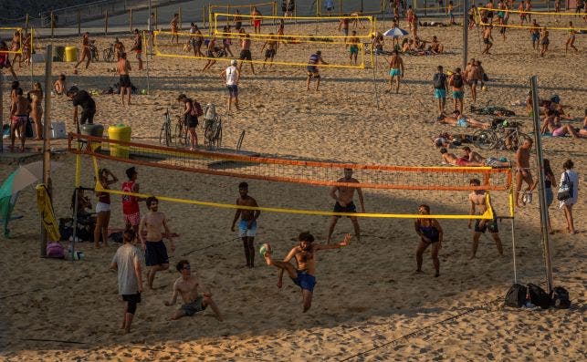 Decenas de personas jugando a volley en la playa de Bogatell, Barcelona. Foto: Efe/ Enric Fontcuberta