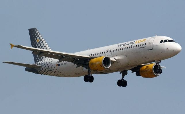 Airbus A320 216 Vueling EC KDX Curimedia