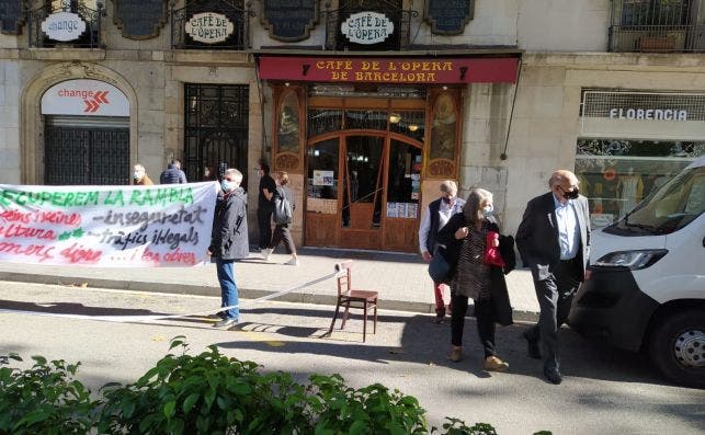 Salvador Alemany, presidente del Liceo, a la salida de la rueda de prensa de los Amics de la Rambla. Estaba entre los asistentes para mostrar su apoyo a la campaña. / JMC