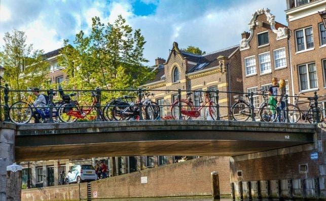 amsterdam bridge bicycles couple city canal holland dutch 1371688