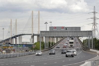 Los vehículos circulan por una de las autopistas que gestiona en España Abertis, que planea eliminar todas las barreras de sus peajes. Foto: Abertis