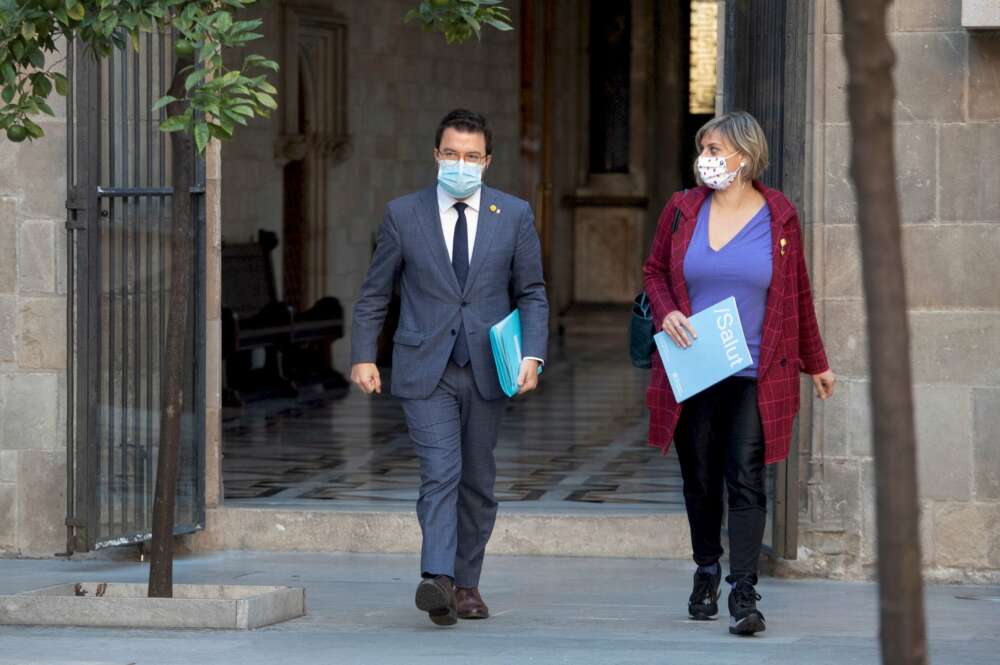 El vicepresidente de la Generalitat y presidente interino, Pere Aragonès, y la consejera de Salud, Alba Vergés, después de una reunión del Govern, el 13 de octubre de 2020 | EFE/MP/Archivo