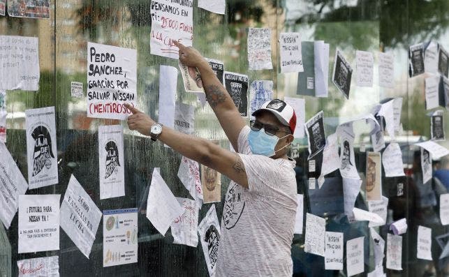 rabajadores de Nissan protestan ante el concesionario de la marca "Motor Llansà" en L'Hospitalet de Llobregat. Foto: Efe