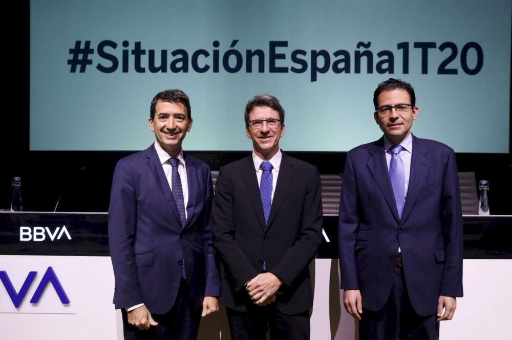 Jorge Sicilia, Rafael Doménech y Miguel Cardoso, de BBVA Research, durante la presentación del informe