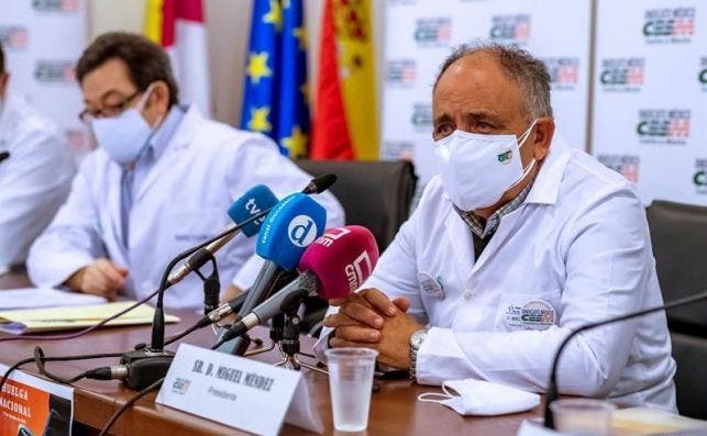 El presidente del Colegio de Médicos de CLM, Miguel Méndez explica en rueda de prensa el 22 de octubre los motivos y reivindicaciones, tanto a nivel nacional como autonómico, para sumarse a la huelga del día 27 que exige la retirada del Real Decreto Ley 29/2020. EFE/Ismael Herrero/Archivo