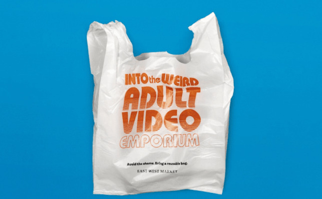 Esta bolsa de supermercado dice "En el extraño emporio de los vídeos para adultos"