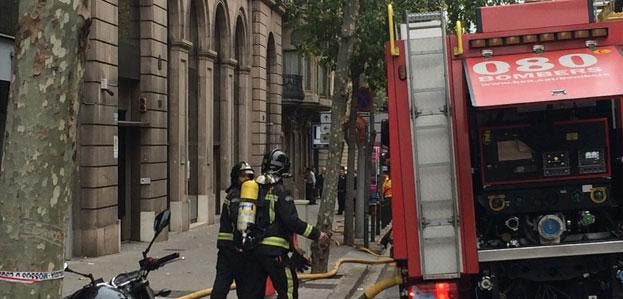 Los bomberos sofocan el incendio en la Fiscalía