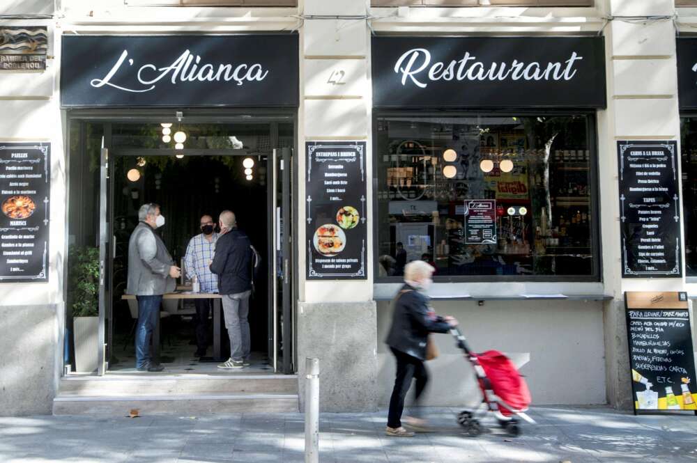 Un bar cerrado al público en el Poblenou de Barcelona, en Cataluña, donde a partir del 16 de octubre de 2020 se han cerrado los bares y restaurantes | EFE/MP/Archivo