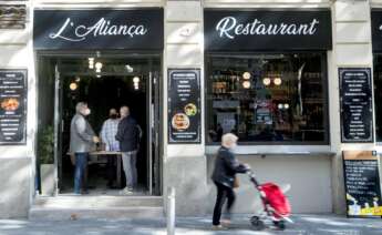 Un bar cerrado al público en el Poblenou de Barcelona, en Cataluña, donde a partir del 16 de octubre de 2020 se han cerrado los bares y restaurantes | EFE/MP/Archivo