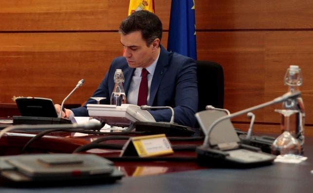 El presidente del Gobierno, Pedro Sánchez, en el consejo de ministros del 14 de abril de 2020 | EFE/Moncloa/JMCJ