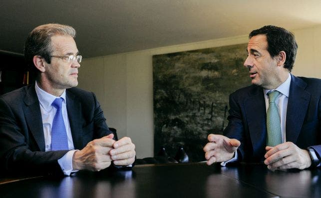 Jordi Gual, presidente de CaixaBank, y Gonzalo Gortázar, consejero delegado de la entidad.