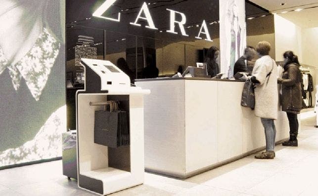 Inditex lanza rebajas ‘mid season’ en sus grandes marcas menos en Zara. En la imagen, una tienda de Zara. 