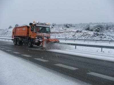 Un vehículo quitanieves circula por una autopista gestionada por la compañía Abertis. Foto: Abertis