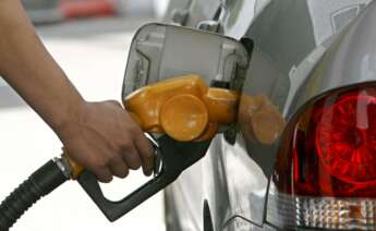 Los carburantes impulsan la escalada de los precios. EFE