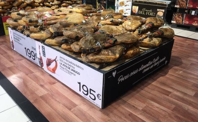 Jamones de Comapa a la venta en un supermercado Carrefour