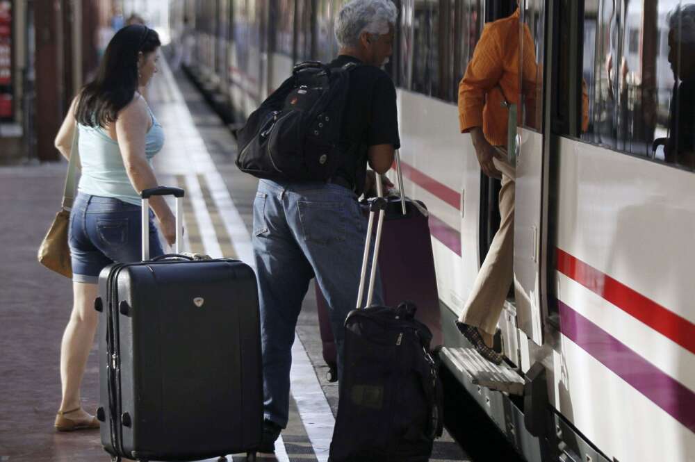 Unos pasajeros entrando en un tren de Renfe.