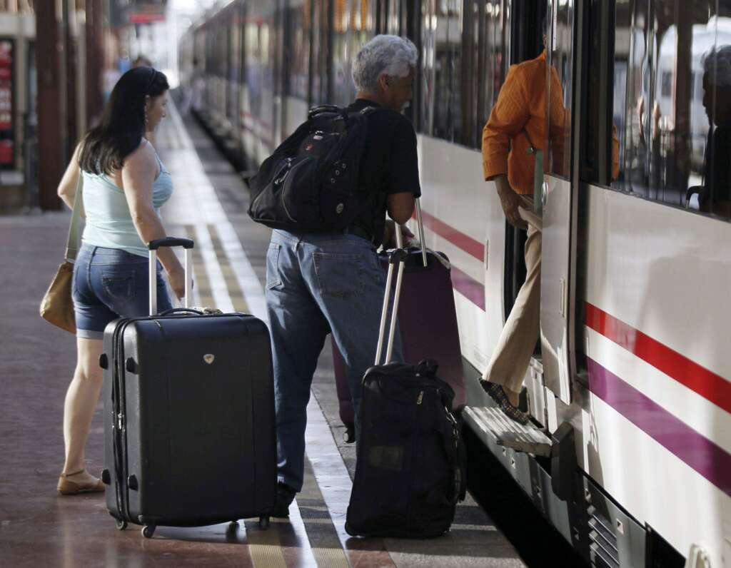 Unos pasajeros entrando en un tren de Renfe.
