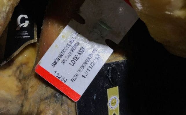 Un jamón distribuido por Comapa, cuyo sello de trazabilidad desenmascara un fraude de jamón ibérico de bellota