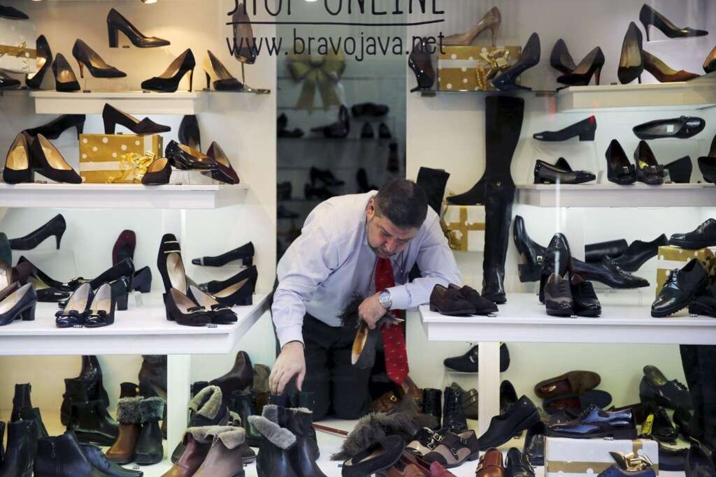 Un dependiente coloca zapatos en un escaparate de Madrid, el 21 de diciembre de 2015. REUTERS/Marcelo del Pozo