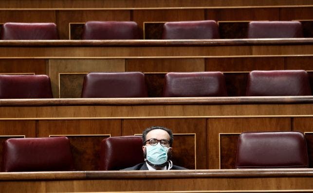 El diputado de Vox José María Sánchez García, con mascarilla en la sesión del Congreso del 18 de marzo, durante el estado de alarma por el coronavirus. EFE
