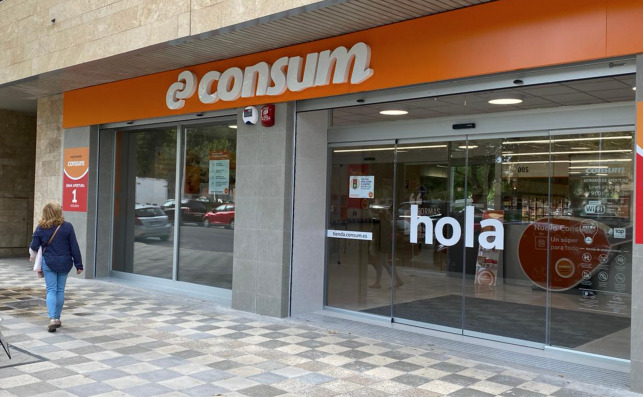 Un supermercado Consum abierto en 12 de octubre, Día de la Hispanidad