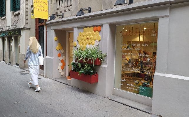 Exterior de la tienda Cristina Castañer de la calle Rosselló de Barcelona. Cierra este sábado. /ED