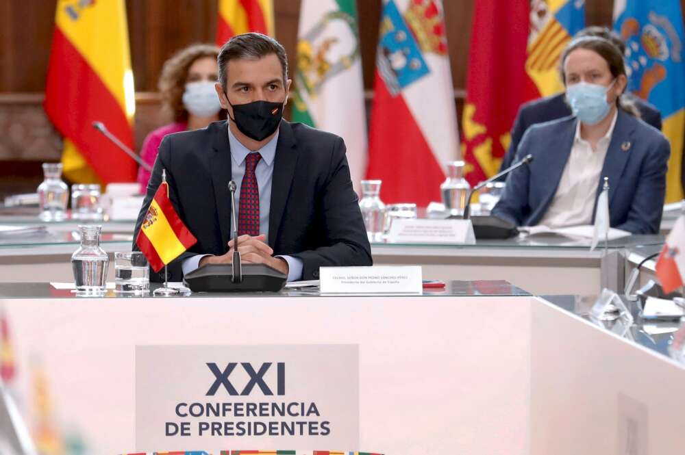 El presidente del Gobierno, Pedro Sánchez, y el vicepresidente segundo, Pablo Iglesias, al inicio de la Conferencia de Presidentes del 31 de julio de 2020, en La Rioja | EFE/CM/Archivo