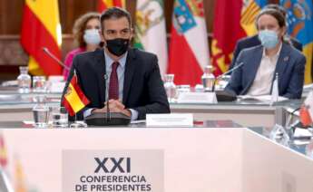 El presidente del Gobierno, Pedro Sánchez, y el vicepresidente segundo, Pablo Iglesias, al inicio de la Conferencia de Presidentes del 31 de julio de 2020, en La Rioja | EFE/CM/Archivo