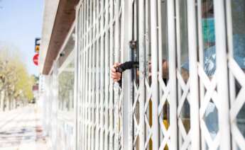 Una persona pone el candado en un local del paseo marítimo de la playa del Garbí, en la localidad barcelonesa de Calella. Foto: Efe/ Quique García.