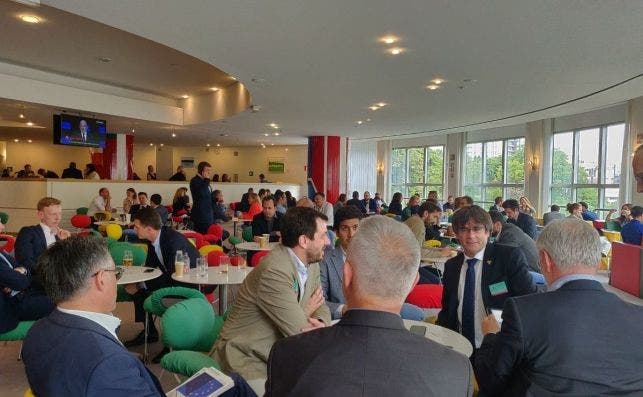Carles Puigdemont y Toni Comín en la cafetería del parlamento europeo en Bruselas. Fuente:@aleixclario