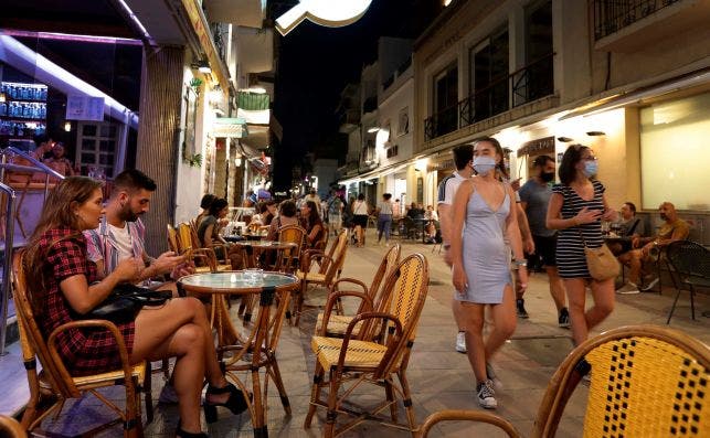 Unas terrazas de bares y restaurantes en Barcelona. Cataluña congeló la apertura del ocio nocturno por la situación epidemiológica de la Covid-19 | EFE/SS/Archivo