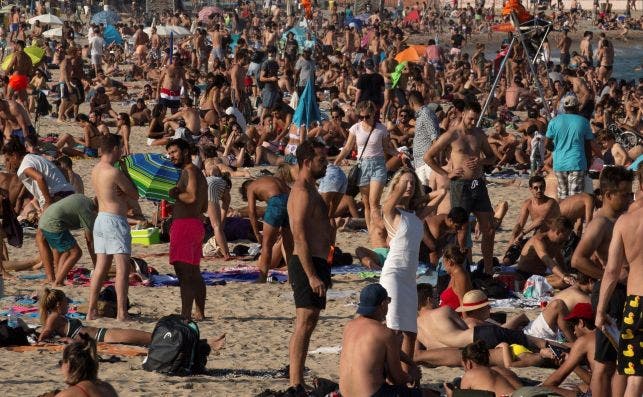 Decenas de personas disfrutan de una calidad tarde en la playa de Bogatell, en el distrito de Sant Martí (Barcelona) el viernes. Foto: Efe/​Enric Fontcuberta 