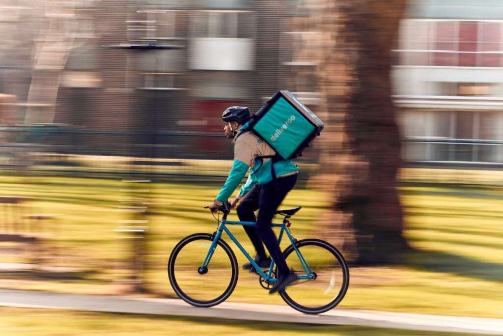 En la imagen, un repartidor de Deliveroo.