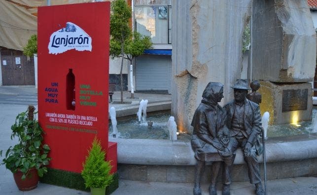 Lanjarón celebró un acto frente al ayuntamiento del municipio / ED