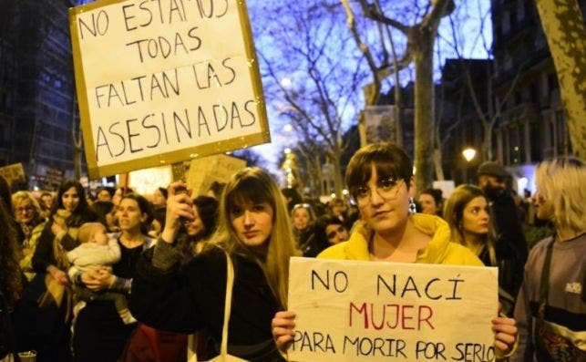 Dos chicas sujetan sus pancartas durante la marcha. /Anna Pujol