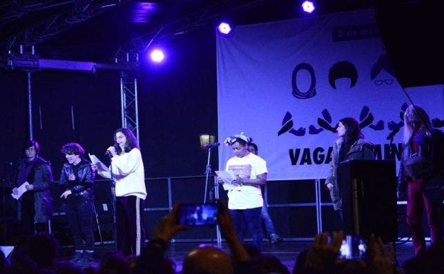 Aissatou Diallo, Natza Ferrer, Sofia Bengoetxea y Alba Flores durante la lectura del manifiesto. /Anna Pujol